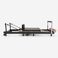 Bodylumina čelični sklopivi pilates reformer u bočnom prikazu s crnom tapeciranom platformom, podesivim trakama, footbar osloncem, kotačićima i kompaktnom konstrukcijom, profesionalna pilates sprava za kućni reformer trening, uštedu prostora, istezanje, jačanje core mišića i oblikovanje tijela.