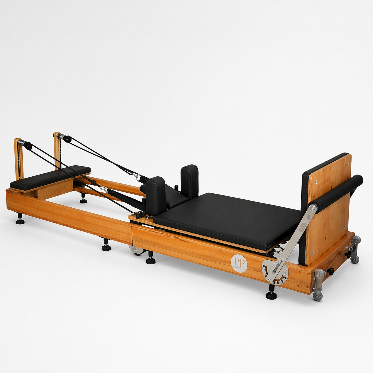 Bodylumina drveni sklopivi pilates reformer s crnom tapeciranom platformom, podesivim trakama, footbar osloncem i kotačićima, profesionalna pilates sprava za kućni reformer trening, uštedu prostora, jačanje core mišića, istezanje i oblikovanje tijela.