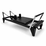 Bodylumina Premium čelični crni pilates reformer s tapeciranom kliznom platformom, naslonima za ramena, podesivim trakama, oprugama i footbar osloncem, profesionalna pilates sprava za reformer trening, jačanje core mišića, istezanje, stabilnost i oblikovanje tijela kod kuće ili u studiju.