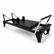 Bodylumina Premium čelični crni pilates reformer s tapeciranom kliznom platformom, naslonima za ramena, podesivim trakama, oprugama i footbar osloncem, profesionalna pilates sprava za reformer trening, jačanje core mišića, istezanje, stabilnost i oblikovanje tijela kod kuće ili u studiju.