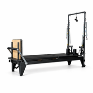Bodylumina Premium čelični pilates tower reformer s crnom tapeciranom platformom, metalnim tornjem, oprugama, trakama, naslonima za ramena i podesivim footbar osloncem, profesionalna pilates sprava za tower reformer trening, jačanje core mišića, istezanje, stabilnost, rehabilitaciju i oblikovanje tijela kod kuće ili u studiju.