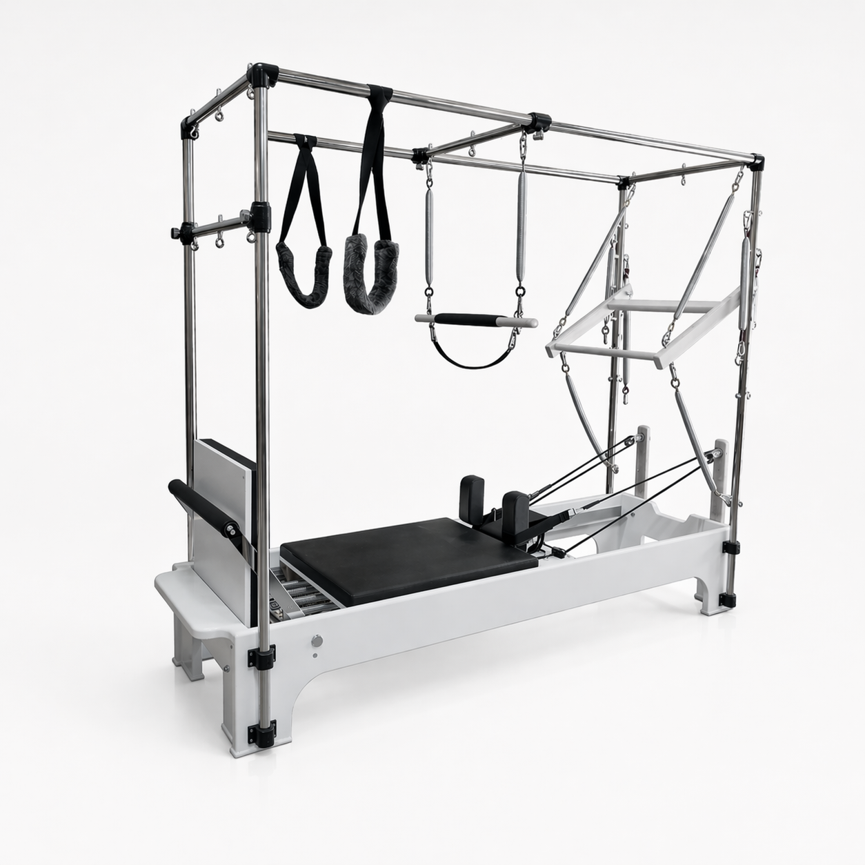 Bodylumina Premium Platinum pilates Cadillac reformer s bijelom konstrukcijom, crnom kliznom platformom, metalnim tornjem, oprugama, trakama i visećim dodacima, profesionalna pilates sprava za kompletan reformer i Cadillac trening, istezanje, jačanje core mišića, stabilnost, rehabilitaciju i oblikovanje tijela kod kuće ili u studiju.