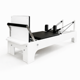 Bodylumina Premium Platinum crni pilates reformer s bež kliznom platformom, naslonima za ramena, podesivim trakama i footbar osloncem, profesionalna pilates sprava za reformer trening, jačanje core mišića, istezanje, stabilnost i oblikovanje tijela kod kuće ili u studiju.