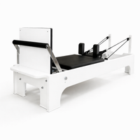 Bodylumina Premium Platinum crni pilates reformer s bež kliznom platformom, naslonima za ramena, podesivim trakama i footbar osloncem, profesionalna pilates sprava za reformer trening, jačanje core mišića, istezanje, stabilnost i oblikovanje tijela kod kuće ili u studiju.