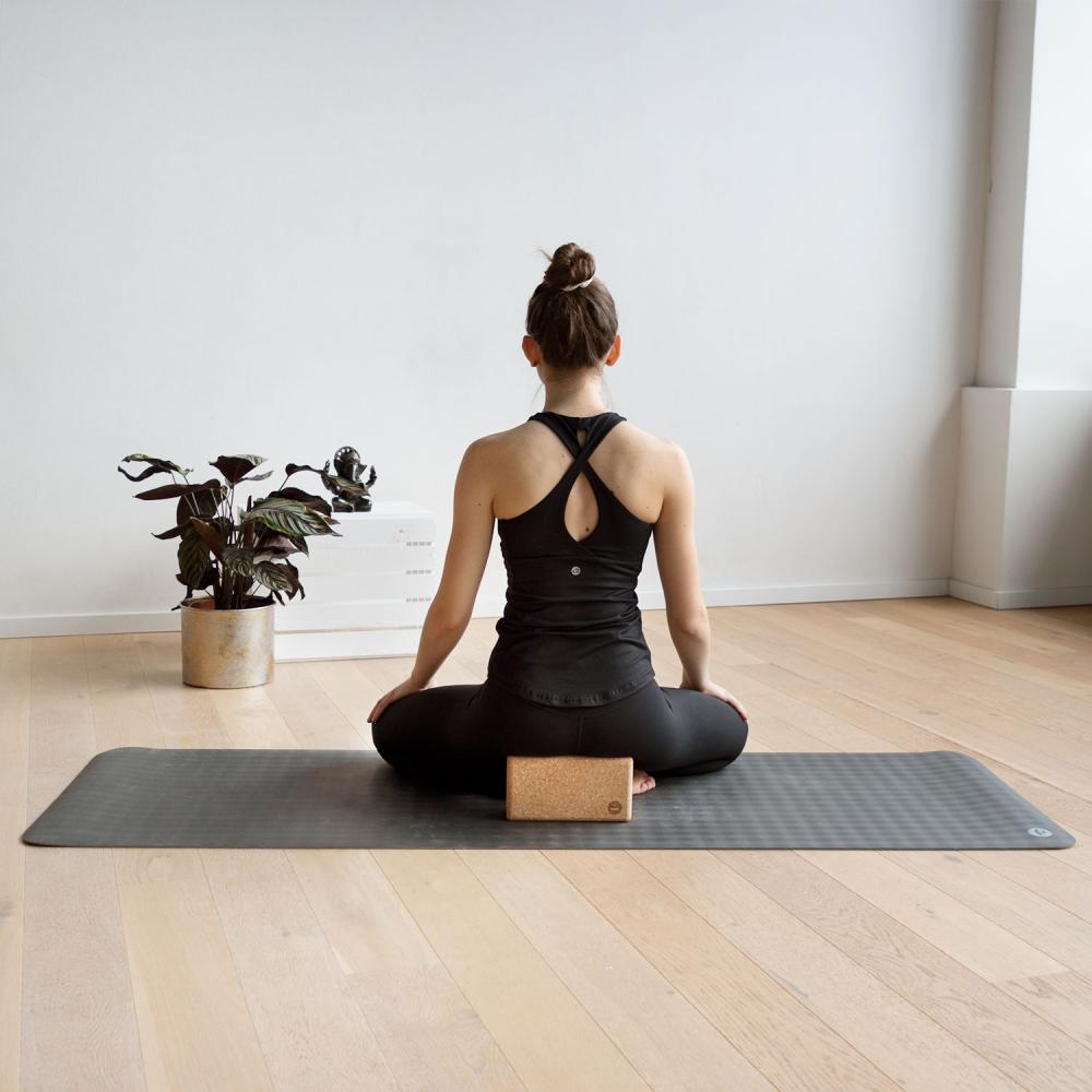 Prirodni yoga blok od pluta ugodne teksture i toplog izgleda